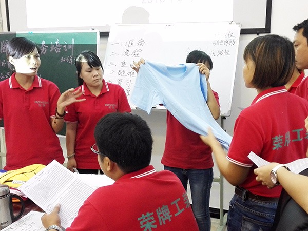 熊猫体育员工培训现场